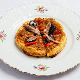 Писсаладьер - луковый пирог с анчоусами, оливками и перцем заказать доставку в Красноярске | Формаджи