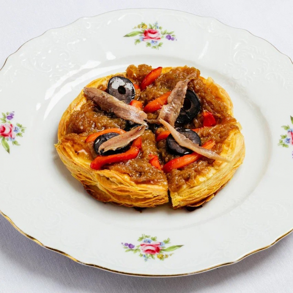 Писсаладьер - луковый пирог с анчоусами, оливками и перцем заказать доставку в Красноярске | Доставка «Беллини»