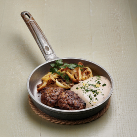 Домашние котлеты из говядины с грибным соусом и жареным картофелем заказать доставку в Красноярске | Mama`s»