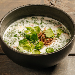 Грузинская окрошка с курицей на мацони Грузинская окрошка с курицей на мацони заказать доставку в Красноярске | Доставка «Беллини»