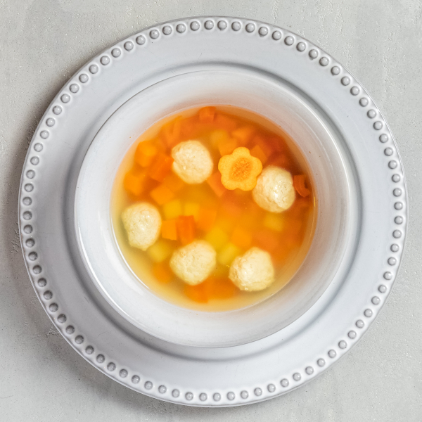 Куриный бульон с фрикадельками и овощами заказать доставку в Красноярске | Доставка «Беллини»