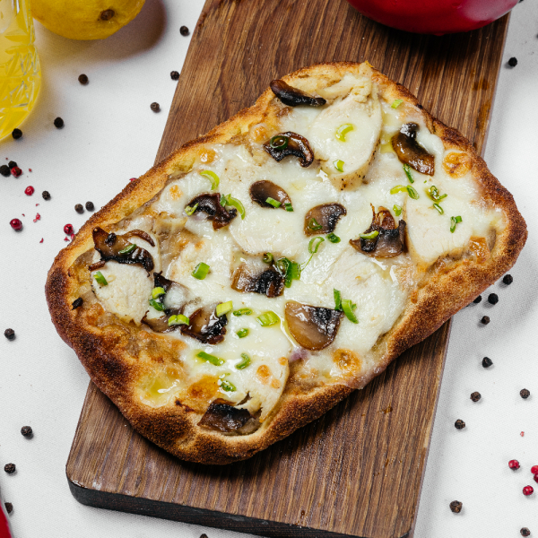 Пиццетта с обжаренной курицей, шампиньонами и соусом жульен заказать доставку в Красноярске | Формаджи