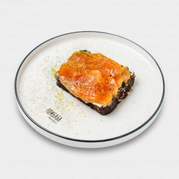 Бородинский тост со сливочным сыром и подкопчённой форелью Бородинский тост со сливочным сыром и подкопчённой форелью заказать доставку в Красноярске | «РомБаба»