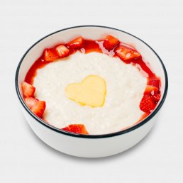 Рисовая каша с клубничным вареньем и свежей ягодой Рисовая каша с клубничным вареньем и свежей ягодой заказать доставку в Красноярске | «РомБаба»