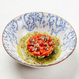 Тартар из нерки с соусом из зелёных томатов Тартар из нерки с соусом из зелёных томатов заказать доставку в Красноярске | Доставка «Беллини»