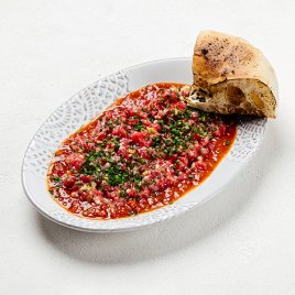 Тартар из говядины с хариссой заказать доставку в Красноярске | «Баран и бисер»