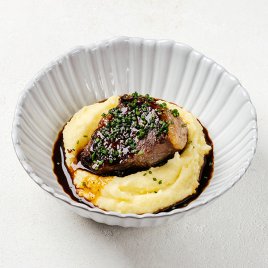 Говяжьи щёчки с картофельным пюре Говяжьи щёчки с картофельным пюре заказать доставку в Красноярске | «Баран и бисер»