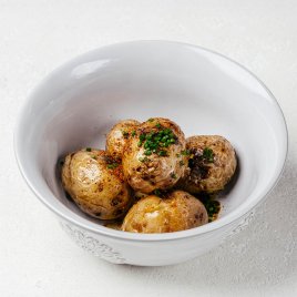 Запечённый картофель на углях с кахетинским маслом Запечённый картофель на углях с кахетинским маслом заказать доставку в Красноярске | «Баран и бисер»