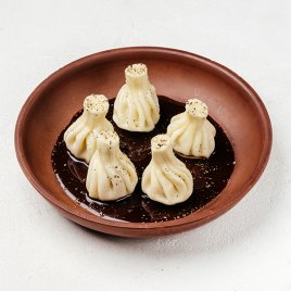 Хинкали с говяжьими щёчками в перечно-мясном соусе Хинкали с говяжьими щёчками в перечно-мясном соусе заказать доставку в Красноярске | «Баран и бисер»