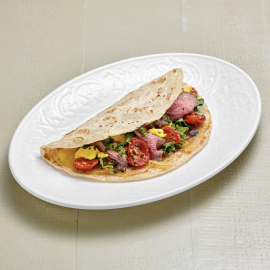 Лепёшка роти с ростбифом, омлетом и соусом песто заказать доставку в Красноярске | Mama`s»