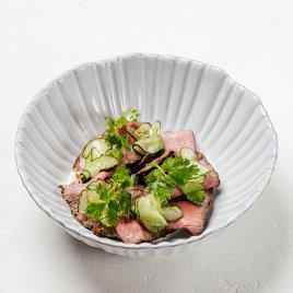 Татаки с луковым лабне и соусом чимичурри Татаки с луковым лабне и соусом чимичурри заказать доставку в Красноярске | «Баран и бисер»