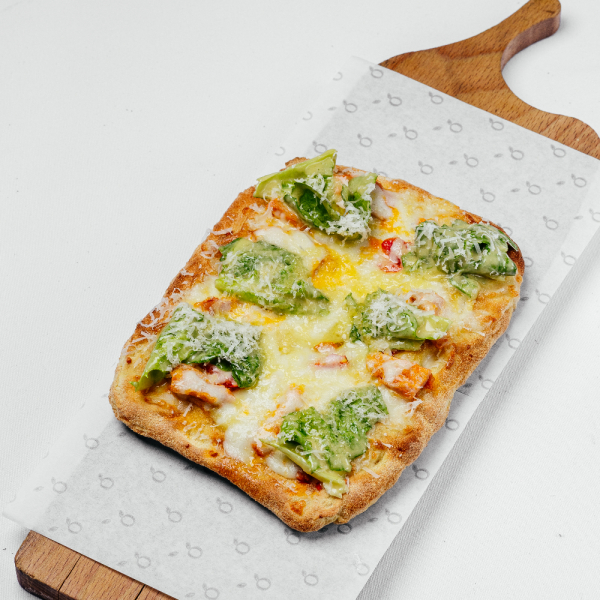 Пиццетта с обжаренной курицей, салатом романо и соусом цезарь заказать доставку в Красноярске | Формаджи