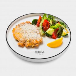 Эсколоп из куриного бедра с салатом из свежих овощей Эсколоп из куриного бедра с салатом из свежих овощей заказать доставку в Красноярске | «РомБаба»