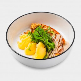 Куриные колбаски с картофельным пюре и перечным соусом из бородинского хлеба Куриные колбаски с картофельным пюре и перечным соусом из бородинского хлеба заказать доставку в Красноярске | «РомБаба»