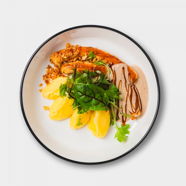 Куриные колбаски с картофельным пюре и перечным соусом из бородинского хлеба заказать доставку в Красноярске | «РомБаба»