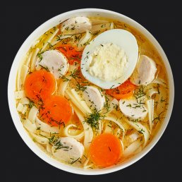 Консоме с колбасками из куриного филе Консоме с колбасками из куриного филе заказать доставку в Красноярске | «Перцы» в Красноярске