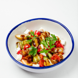 Овощной салат с куриными стрипсами, томатами черри и сыром сиртаки Овощной салат с куриными стрипсами, томатами черри и сыром сиртаки заказать доставку в Красноярске | Доставка «Беллини»