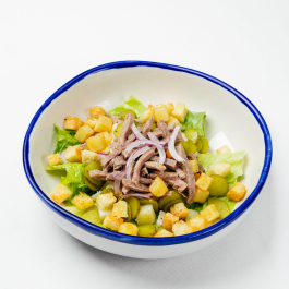 Салат с говяжьим языком и луковом айоли с хрустящими гренками Салат с говяжьим языком и луковом айоли с хрустящими гренками заказать доставку в Красноярске | Доставка «Беллини»