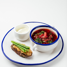 Борщ с рубленой говядиной, салом и сметаной Борщ с рубленой говядиной, салом и сметаной заказать доставку в Красноярске | Доставка «Беллини»