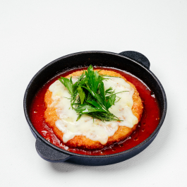 Куриный шницель под томатно-сырным соусом Куриный шницель под томатно-сырным соусом заказать доставку в Красноярске | Доставка «Беллини»