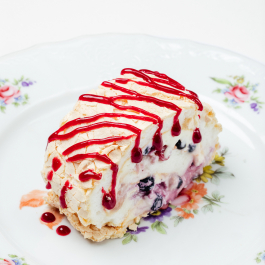 Меренга с клубничным соусом и цедрой лимона Меренга с клубничным соусом и цедрой лимона заказать доставку в Красноярске | Доставка «Беллини»