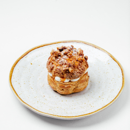 Профитроль с солёной карамелью и карамелизированным фундуком Профитроль с солёной карамелью и карамелизированным фундуком заказать доставку в Красноярске | Доставка «Беллини»