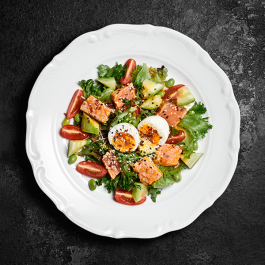 С лососем, цукини, зеленью и цитрусовой заправкой С лососем, цукини, зеленью и цитрусовой заправкой заказать доставку в Красноярске | Доставка «Беллини»