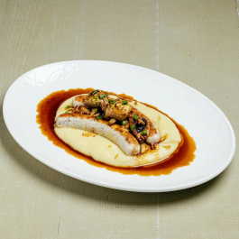 Куриные колбаски с картофельным пюре и шампиньонами Куриные колбаски с картофельным пюре и шампиньонами заказать доставку в Красноярске | Доставка «Беллини»