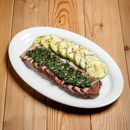 Стейк из мраморной говядины с соусом чимичури Стейк из мраморной говядины с соусом чимичури заказать доставку в Красноярске | Доставка «Беллини»