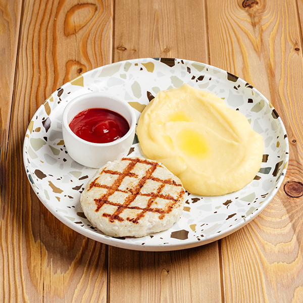 Куриная котлетка на гриле с картофельным пюре и кетчупом заказать доставку в Красноярске | «Свинья и бисер»