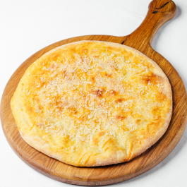 Домашняя фокачча с пармезаном и чесночным маслом Домашняя фокачча с пармезаном и чесночным маслом заказать доставку в Красноярске | Доставка «Беллини»