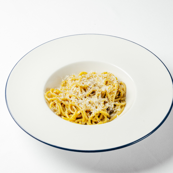 Спагетти качо-э-пепе со сливочной качоттой и пармезаном Спагетти качо-э-пепе со сливочной качоттой и пармезаном заказать доставку в Красноярске | Доставка «Беллини»