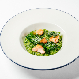 Зелёное ризотто с печёной форелью и шпинатом Зелёное ризотто с печёной форелью и шпинатом заказать доставку в Красноярске | Формаджи