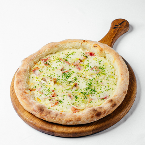 Пицца с колбасками, копчёным проволоне и моцареллой Пицца с колбасками, копчёным проволоне и моцареллой заказать доставку в Красноярске | Доставка «Беллини»