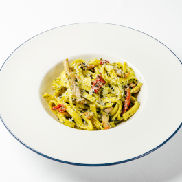 Феттуччине с цыплёнком, вялеными томатами черри и соусом песто Феттуччине с цыплёнком, вялеными томатами черри и соусом песто заказать доставку в Красноярске | Доставка «Беллини»