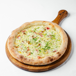 Пицца с беконом, соусом из сметаны и луком-порей Пицца с беконом, соусом из сметаны и луком-порей заказать доставку в Красноярске | Формаджи