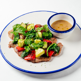 Свиная отбивная с печёными овощами и зерновой горчицей Свиная отбивная с печёными овощами и зерновой горчицей заказать доставку в Красноярске | Доставка «Беллини»