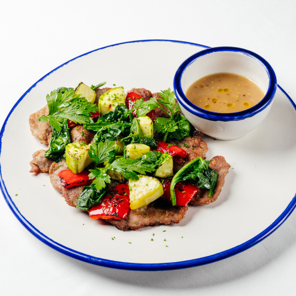 Свиная отбивная с печёными овощами и зерновой горчицей  заказать доставку в Красноярске | Доставка «Беллини»