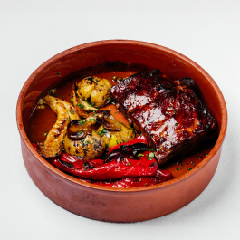 Свиные рёбра с овощами, запечённые в дровяной печи Свиные рёбра с овощами, запечённые в дровяной печи заказать доставку в Красноярске | Доставка «Беллини»