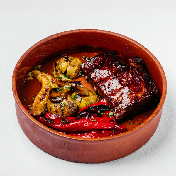 Свиные рёбра с овощами, запечённые в дровяной печи  заказать доставку в Красноярске | Доставка «Беллини»