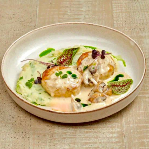 Котлеты из щуки с картофельным пюре, грибами и шпинатом заказать доставку в Красноярске | «Свинья и бисер»