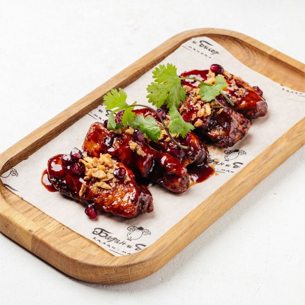 Крылышки барбекю в гранатовом соусе заказать доставку в Красноярске | «Баран и бисер»