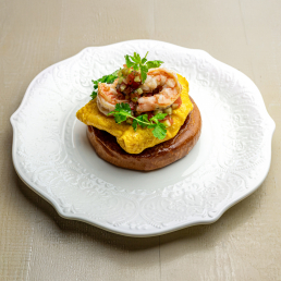 Бриошь со скрэмблом и тигровыми креветками под ореховым соусом заказать доставку в Красноярске | Mama`s»