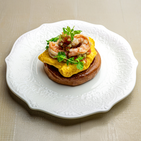Бриошь со скрэмблом и тигровыми креветками под ореховым соусом заказать доставку в Красноярске | Mama`s»