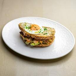 Сэндвич с курицей и томатами на злаковом хлебе заказать доставку в Красноярске | Mama`s»