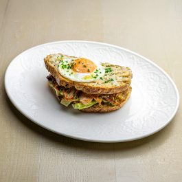 Сэндвич с курицей и томатами на злаковом хлебе Сэндвич с курицей и томатами на злаковом хлебе заказать доставку в Красноярске | Доставка «Беллини»