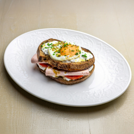 Сэндвич с мортаделлой, томатами и стачателлой на солодовом хлебе  заказать доставку в Красноярске | Доставка «Беллини»