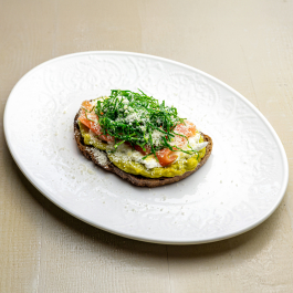 Тост с форелью, гуакомоле и шпинатом Тост с форелью, гуакомоле и шпинатом заказать доставку в Красноярске | Доставка «Беллини»