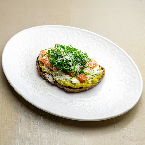 Тост с форелью, гуакомоле и шпинатом заказать доставку в Красноярске | Mama`s»