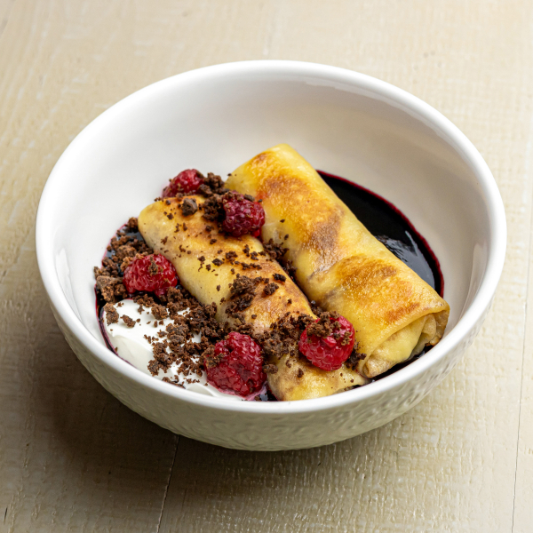 Блинчики с рикоттой, черничным соусом и свежими ягодами  заказать доставку в Красноярске | Mama`s»